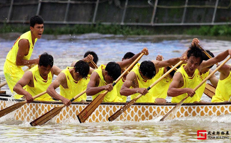 團(tuán)建水上賽龍舟圖片